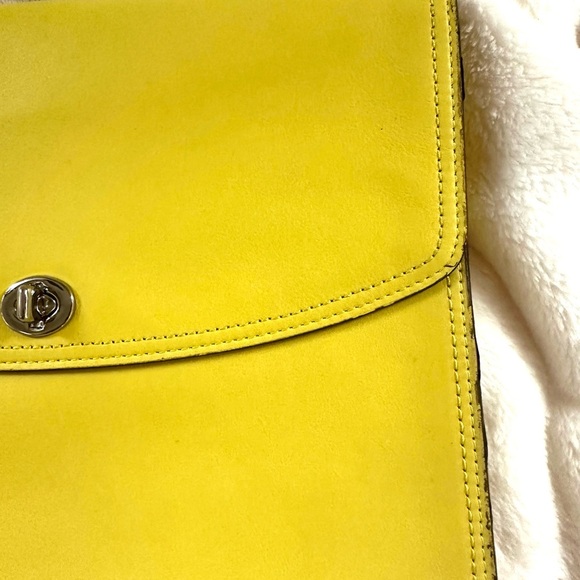 Vintage Coach Slim Envelope Clutch – Chartreuse Leather with Turn-Lock Closure - Picture 5 of 11